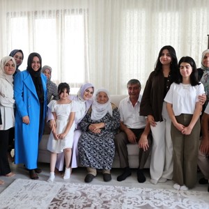 Bakanımız Göktaş’tan Raife Babaanne'ye sürpriz ziyaret - fotoğraf 5