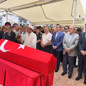 Ünye ilçemizde, Kıbrıs Gazisi Emekli Kara Havacı Astsubay Kıdemli Başçavuş Şahin DEMİRCİ, düzenlenen askeri törenle son yolculuğuna uğurlandı. - fotoğraf 3