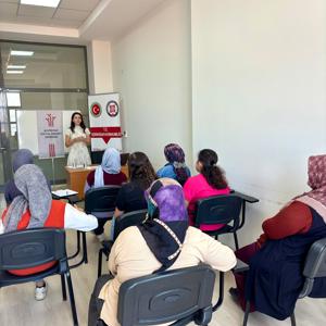 Acıpayam SHM’den Serinhisar ADEM Kursiyerlerine “Evliliğin İlk Yılları” Konulu Eğitim - fotoğraf 1