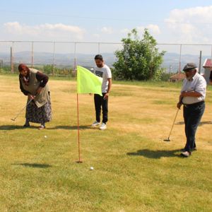 Çal Huzurevi Sakinlerinden Gençlerle Golf Etkinliğinde Anlamlı Buluşma - fotoğraf 1