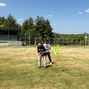 Çal Huzurevi Sakinlerinden Gençlerle Golf Etkinliğinde Anlamlı Buluşma - fotoğraf 2
