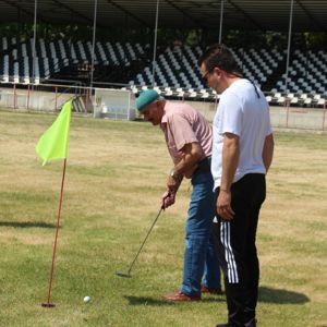 Çal Huzurevi Sakinlerinden Gençlerle Golf Etkinliğinde Anlamlı Buluşma - fotoğraf 3