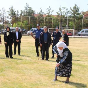 Çal Huzurevi Sakinlerinden Gençlerle Golf Etkinliğinde Anlamlı Buluşma - fotoğraf 4