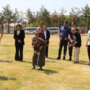 Çal Huzurevi Sakinlerinden Gençlerle Golf Etkinliğinde Anlamlı Buluşma - fotoğraf 6