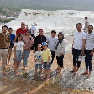“23 Nisan Neşesi” Temasıyla Şehit ve Gazi Çocuklarına Yönelik Pamukkale Gezisi Düzenlendi - fotoğraf 2