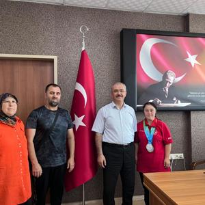 Özel Sporcumuz Münevvere Yılmaz, annesi Hanife Yılmaz ve Antrenörü Oğuz Özavar İl Müdürümüz Sayın Bilal Erdoğan’ı ziyaret etti. - fotoğraf 1