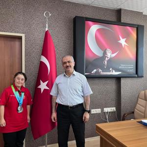 Özel Sporcumuz Münevvere Yılmaz, annesi Hanife Yılmaz ve Antrenörü Oğuz Özavar İl Müdürümüz Sayın Bilal Erdoğan’ı ziyaret etti. - fotoğraf 2