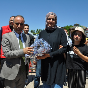 Akdağmadeni ve Saraykent ilçelerinde ikamet eden ailelerimizi Saraykent İlçesi'nin Millet Bahçesi'nde Saraykent Kaymakamı Mete Öztürk ve İl Müdürü Arif Topal ile buluştu. - fotoğraf 2