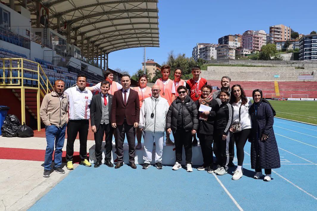 Devrek Engelsiz Yaşam Rehabilitasyon ve Aile Danışma Merkezi Müdürlüğümüzden Hizmet Almakta Olan Kızlarımız Atletizm ve Masa Tenisi Şampiyonalarında 5 Birincilik Madalyası Alarak Bizleri Gururlandırmışlardır.