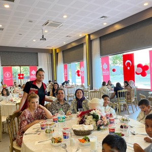 Sünnet Töreninde Aile Yılı Pankartı Açıldı. - fotoğraf 2