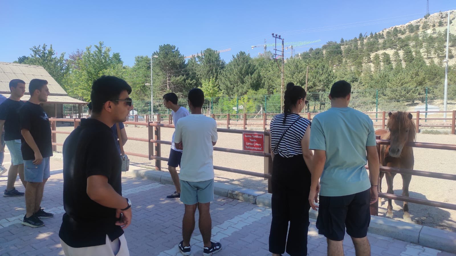 Müdürlüğümüze bağlı Bedri Es Bakım, Rehabilitasyon ve Aile Danışma Merkezi Müdürlüğü’nde kalan özel çocuklarımızla Aile Yılı kapsamında Malatya ilinde aile buluşması gerçekleştirilip keyifli vakit geçirildi. 