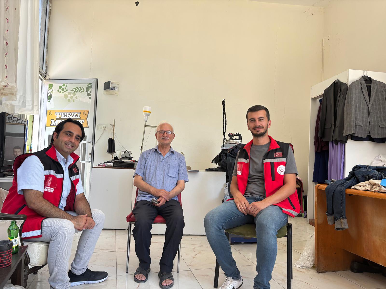 Pertek SHM Müdürü Mahmut Aktaş, Çemişgezek ilçesindeki müracaatçılarla bir araya gelerek talep ve ihtiyaçlarını yerinde değerlendirdi. Görüşmeler kapsamında rehberlik ve yönlendirme hizmetleri sunularak vatandaş odaklı sosyal hizmet anlayışı vurgulandı