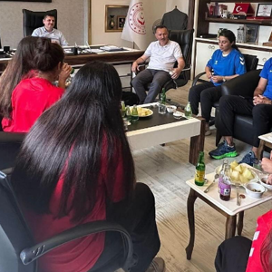 İl Müdürümüz Dr.Hüseyin Mollaoğlu Kız Çocuk Voleybol Takımımızı Makamında Ağırladı. - fotoğraf 1