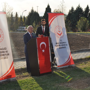 “NESİLLER HUZUR BAHÇELERİNDE BULUŞUYOR” MUHARREM SANCAKLI HUZUREVİ BAHÇESİNDE TIBBİ VE AROMATİK BİTKİ DİKİLDİ. - fotoğraf 3