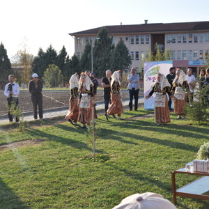 “NESİLLER HUZUR BAHÇELERİNDE BULUŞUYOR” MUHARREM SANCAKLI HUZUREVİ BAHÇESİNDE TIBBİ VE AROMATİK BİTKİ DİKİLDİ. - fotoğraf 4