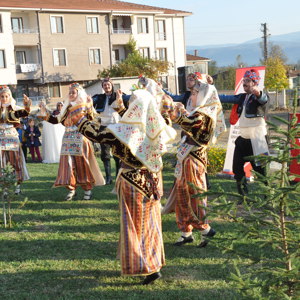 “NESİLLER HUZUR BAHÇELERİNDE BULUŞUYOR” MUHARREM SANCAKLI HUZUREVİ BAHÇESİNDE TIBBİ VE AROMATİK BİTKİ DİKİLDİ. - fotoğraf 11