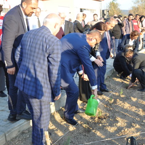 “NESİLLER HUZUR BAHÇELERİNDE BULUŞUYOR” MUHARREM SANCAKLI HUZUREVİ BAHÇESİNDE TIBBİ VE AROMATİK BİTKİ DİKİLDİ. - fotoğraf 17