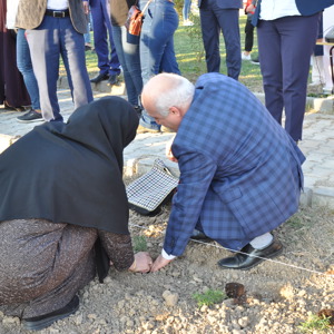 “NESİLLER HUZUR BAHÇELERİNDE BULUŞUYOR” MUHARREM SANCAKLI HUZUREVİ BAHÇESİNDE TIBBİ VE AROMATİK BİTKİ DİKİLDİ. - fotoğraf 18