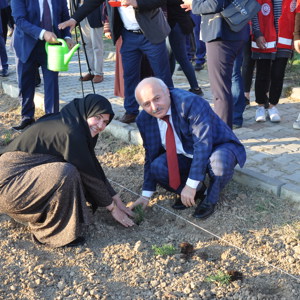 “NESİLLER HUZUR BAHÇELERİNDE BULUŞUYOR” MUHARREM SANCAKLI HUZUREVİ BAHÇESİNDE TIBBİ VE AROMATİK BİTKİ DİKİLDİ. - fotoğraf 20