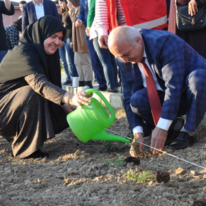 “NESİLLER HUZUR BAHÇELERİNDE BULUŞUYOR” MUHARREM SANCAKLI HUZUREVİ BAHÇESİNDE TIBBİ VE AROMATİK BİTKİ DİKİLDİ. - fotoğraf 22
