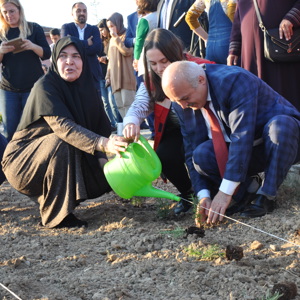 “NESİLLER HUZUR BAHÇELERİNDE BULUŞUYOR” MUHARREM SANCAKLI HUZUREVİ BAHÇESİNDE TIBBİ VE AROMATİK BİTKİ DİKİLDİ. - fotoğraf 23