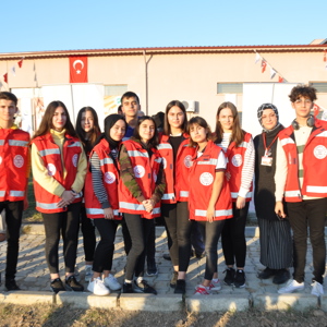 “NESİLLER HUZUR BAHÇELERİNDE BULUŞUYOR” MUHARREM SANCAKLI HUZUREVİ BAHÇESİNDE TIBBİ VE AROMATİK BİTKİ DİKİLDİ. - fotoğraf 27
