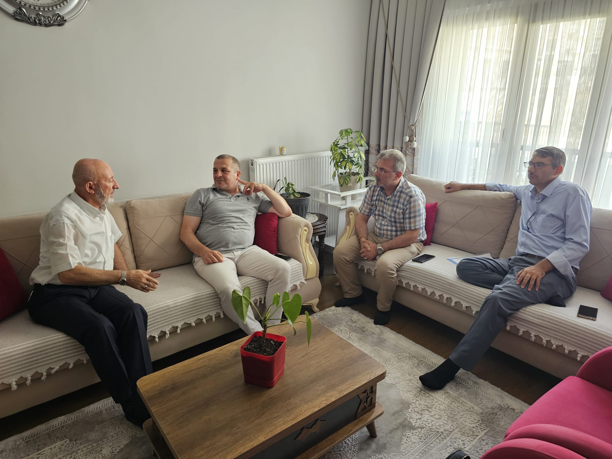 Sakarya Aile ve Sosyal Hizmetler İl Müdürü Sayın Mehmet UÇAR, Kıbrıs Barış Harekâtı Muharip Gazisi Celal Coşkun’u evinde ziyaret etti.
