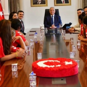 Vali Yıldırım’dan Şampiyon Kız Voleybol Takımı’na Tebrik - fotoğraf 1