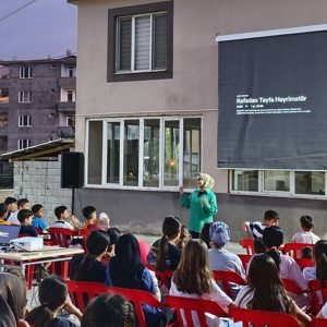 Bir Ekran, Bir Meydan, Bin Gülümseme: Şırnak’ta Seyyar Sinema Çocuklarla Buluştu - fotoğraf 2