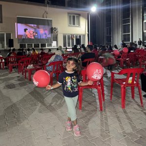 Bir Ekran, Bir Meydan, Bin Gülümseme: Şırnak’ta Seyyar Sinema Çocuklarla Buluştu - fotoğraf 4