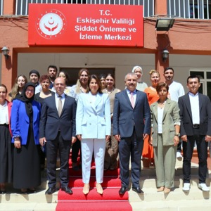 Genel Müdürümüz Sayın Süreyya ERKAN beraberindeki heyetle birlikte Eskişehir'de kadına yönelik şiddetle mücadele kapsamında yürütülen çalışmaları ve saha uygulamalarını değerlendirmek üzere il ziyareti gerçekleştirdi. - fotoğraf 1