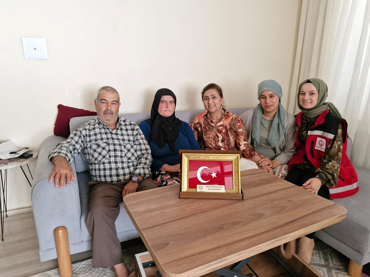 İl Müdürümüz Sayın Emine BÖÇKÜN, Aziz Şehidimiz Ahmet KUŞAK’ın Ailesine Hane Ziyareti Gerçekleştirdi.
