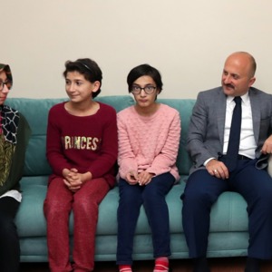Valimiz Dr Osman VAROL İl Müdürlüğümüze bağlı Çocuk Evleri Koordinasyon Merkezi Müdürlüğü Mihri Hatun Çocuk Evini ziyaret etti  - fotoğraf 2