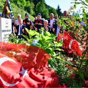 Vali Aziz Yıldırım’dan Şehit Eren Bülbül’ün Kabrine Ziyaret - fotoğraf 1
