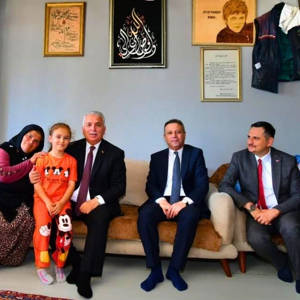 Vali Aziz Yıldırım’dan Şehit Eren Bülbül’ün Kabrine Ziyaret - fotoğraf 2