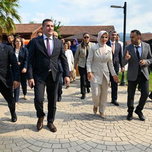 Bakanımız Sayın Mahinur Özdemir Göktaş, Çınarcık Huzurevi Yaşlı Bakım ve Rehabilitasyon Merkezi’ni ziyaret etti. - fotoğraf 1