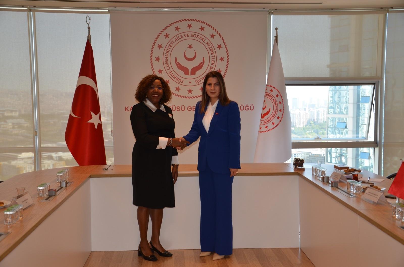 Genel Müdürümüz Sn. Süreyya Erkan, Fildişi Sahili Başbakan ve Hükümet Başkanı nezdinde Ailenin ve Çocuğun Korunması ile Kadının Gelişiminden sorumlu Özel Danışmanı Sn. Euphrasie Kouassi ve beraberindeki heyet ile bir araya geldi.