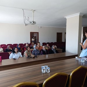 Yayladağı Kadın Girişimi Üretim İşletme Kooperatifinde “Kadına Yönelik Şiddetle Mücadele ile Erken Yaşta ve Zorla Evliliklerle Mücadele” konulu seminer verildi. - fotoğraf 1