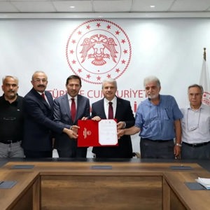 Uluırmak Saka Vakfı Tarafından İnşa Edilecek Huzurevi Yaşlı Bakım ve Rehabilitasyon Merkezi İçin Protokol İmza Töreni, Valimiz Sayın İbrahim Akın’ın Katılımıyla Gerçekleştirildi - fotoğraf 1