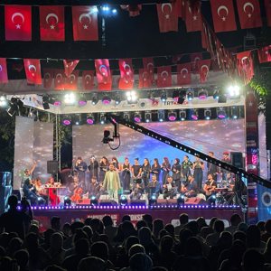 “Kardeşliğin Adı Türkiye” konserine hizmet modellerimizden yararlanan kadınlarımız ve çocuklarımızla katıldık. - fotoğraf 2