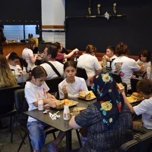 “Mutluluk Sofrası” Programında Çocuklar ve Aileler Bir Araya Geldi - fotoğraf 3