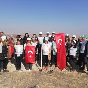 Iğdır Aile, Çalışma ve Sosyal Hizmetler İl Müdürlüğü Ailesi Olarak Fidanlarımızı Toprakla Buluşturduk - fotoğraf 1