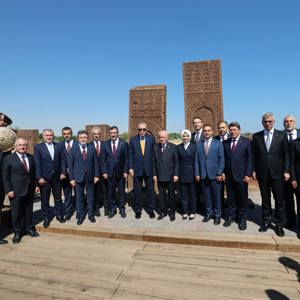 Ahlat’ta Malazgirt Zaferi’nin 954. Yılında Sultan Alparslan, Kahraman Ordusu ve Aziz Şehitlerimiz Dualarla Anıldı; Bakanımız Sayın Mahinur Özdemir Göktaş, Şehit Aileleriyle Buluştu - fotoğraf 2