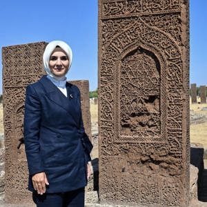 Ahlat’ta Malazgirt Zaferi’nin 954. Yılında Sultan Alparslan, Kahraman Ordusu ve Aziz Şehitlerimiz Dualarla Anıldı; Bakanımız Sayın Mahinur Özdemir Göktaş, Şehit Aileleriyle Buluştu - fotoğraf 3