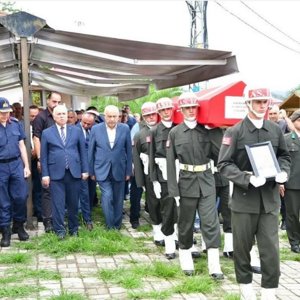 Trabzon Valisi Aziz Yıldırım, Vefat Eden Kıbrıs Gazisi Halit Dilber’in Arsin İlçesi Gölcük Mahallesi Konak Camii’Nde Kılınan Cenaze Namazına Katılarak Ailesine Taziyelerini İletti. - fotoğraf 2