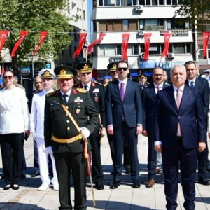 30 Ağustos Zafer Bayramı’nın 103. Yıl Dönümü Kutlama Programı, Valilik Önündeki Atatürk Anıtı’na Çelenk Sunma Töreniyle Başladı. - fotoğraf 2