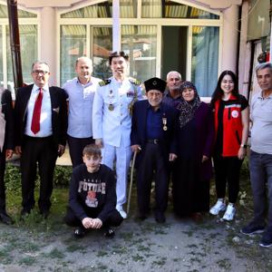 Kore Savunma Ateşesi Kurmay Yarbay Simpyo Lee, Gazimiz Salahattin Çetin'i ziyaret ederek ona Kore Savaşı'ndaki hizmetlerinden dolayı madalyasını takdim etti. - fotoğraf 3