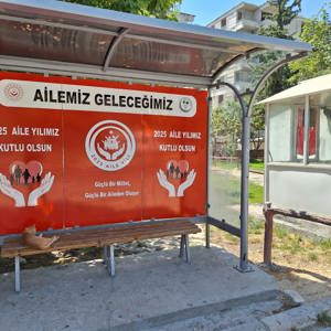 Besni'de En İşlek Duraklardan Birini "Ailemiz Geleceğimiz" Sloganıyla Donattık - fotoğraf 1