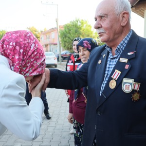Bakanımız Göktaş, Kıbrıs Gazisi ve eşinin 48 yıllık yuvasına misafir oldu - fotoğraf 2