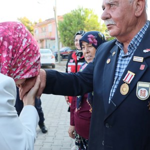 Bakanımız Göktaş, Kıbrıs Gazisi ve eşinin 48 yıllık yuvasına misafir oldu - fotoğraf 1